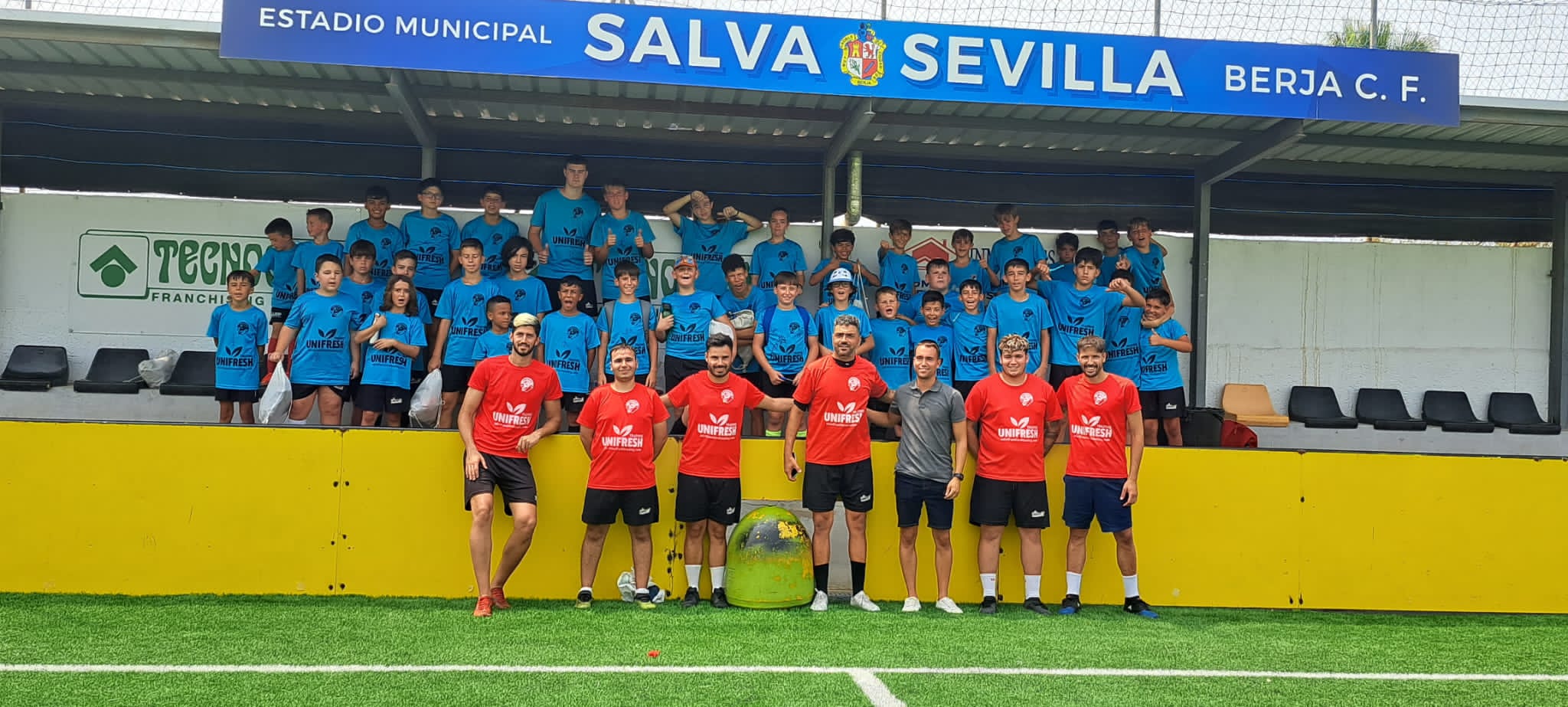 Se vería gente en un estadio de futbol<br />
Esta es tu academia de futbol en Almería