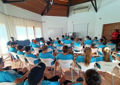 Niños en una reunión Esta es tu academia de futbol en Almería