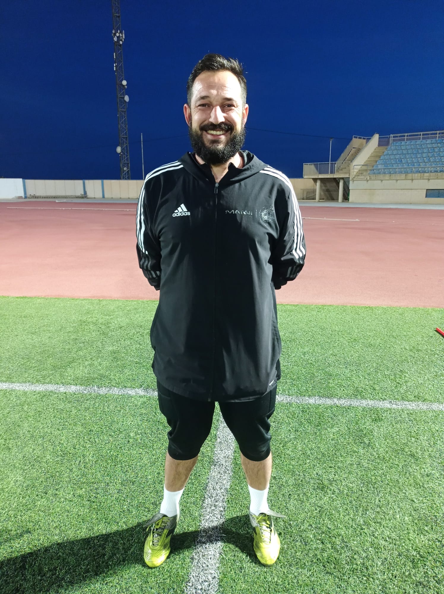 Se vería un entrenador